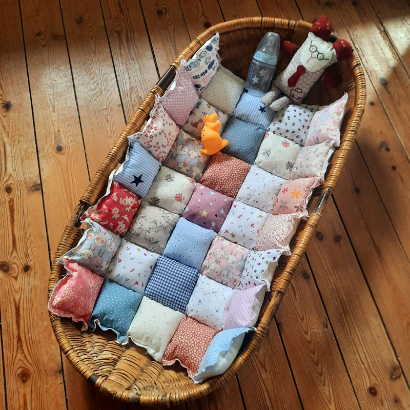 Petit matelas patchwork pour bébé. Création unique. Sert aussi comme couverture.