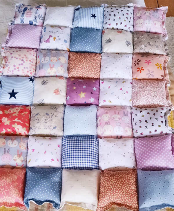 Petit matelas patchwork pour bébé. Création unique. Sert aussi comme couverture.