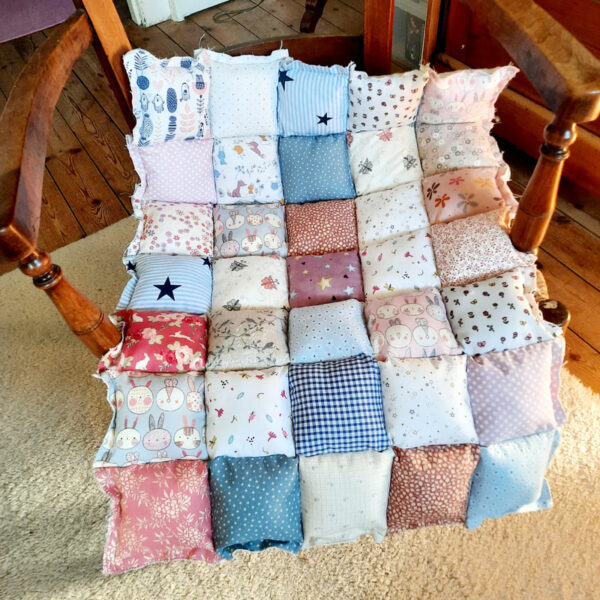 Petit matelas patchwork pour bébé. Création unique. Sert aussi comme couverture.