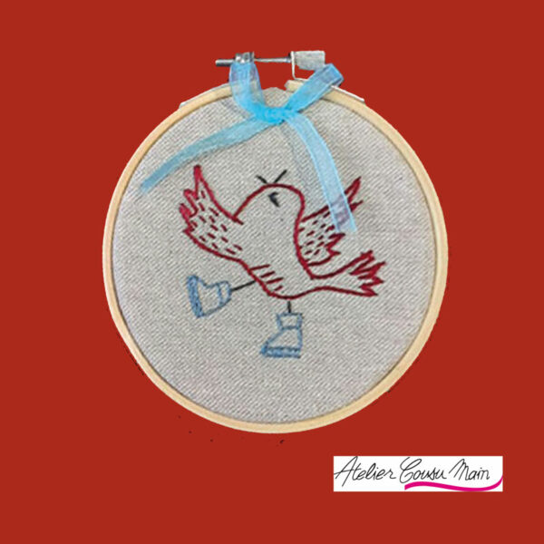 Broderie à la main, d'un petit oiseau encadré dans un mini tambour à broder. A placer en décoration