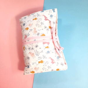 Pochette nomade bébé : lapins & renardeaux jouent ensemble
